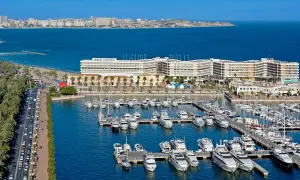 Alicante wczasy: luksusowe jachty w marinie, hotel Meliá Alicante i plaża z palmami.