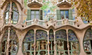 Fasada Casa Batlló w Barcelonie, z falującymi formami, mozaikami i kolorowymi witrażami, jakby wyjęta z baśni.