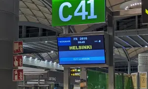 Lotnisko Alicante: tablica informacyjna pokazuje lot Ryanair do Helsinek o 05:45.