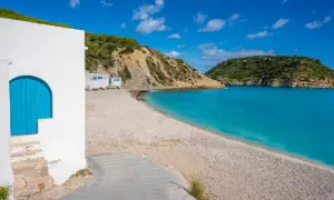 Malownicza plaża w Alicante z białymi domkami i turkusową wodą. Idealne miejsce na relaks.