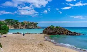 Piękna plaża z turkusową wodą i skalistymi wysepkami. Idealne miejsce na relaks i odkrywanie uroków Costa Brava.