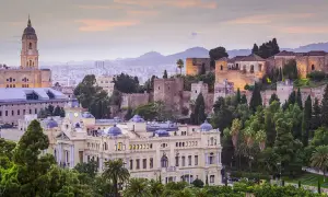 Malaga atrakcje: Katedra, Alcazaba i pałac na wzgórzu, otoczone zielenią i miastem.