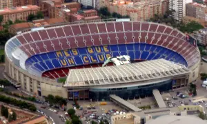 Camp Nou, stadion o imponującej pojemności, z napisem "Més que un club" na trybunach.