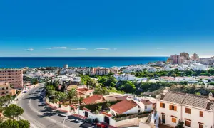 Piękna, słoneczna pogoda w Torrevieja. Widok na miasto, morze i białe domy z czerwonymi dachami.