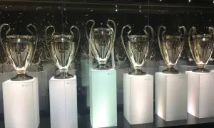 Trofea Ligi Mistrzów na stadionie Realu Madryt. Błyszczące puchary świadczą o wielkiej historii klubu.