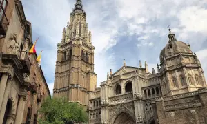 Majestatyczna katedra w Toledo, z jej strzelistą wieżą i bogato zdobioną fasadą, góruje nad miastem.