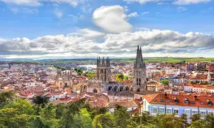 Widok na katedrę w Burgos, Hiszpania, z wieżami górującymi nad miastem.