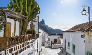 Urokliwa uliczka w Tejeda, Gran Canaria, z kaktusem i widokiem na góry.