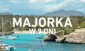 Malownicze zatoczki Majorki, turkusowa woda, białe łodzie i zielone wzgórza. Idealne miejsce na wakacje.