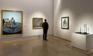 W muzeum Thyssen-Bornemisza zwiedzający kontempluje dzieła sztuki, w tym portret Bacona.