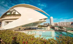 Nowoczesna architektura Palau de les Arts Reina Sofía w Valencia Plaza, odbijająca się w wodzie.