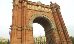 Majestatyczny łuk triumfalny Barcelona, zbudowany z cegły, z bogatymi zdobieniami i rzeźbami.