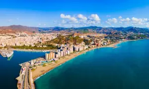 Malaga z czego słynie? Z pięknych plaż, portu i malowniczego wybrzeża Costa del Sol, otoczonego wzgórzami.