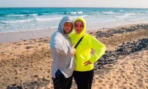Para na plaży, ciesząca się słońcem i łagodnymi falami. Idealna pogoda na Wyspach Kanaryjskich w grudniu.