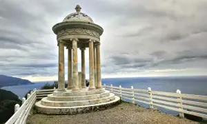 Monumentalna budowla z kolumnami na klifie, z widokiem na morze. To Son Marroig, miejsce o niezwykłej atmosferze.