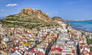 Alicante w lutym: słoneczna pogoda zachęca do spacerów po plaży i zwiedzania zamku Santa Bárbara. Widok na miasto i morze.