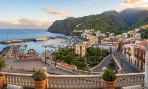 San Sebastián de La Gomera, port z jachtami i widokiem na góry. Atrakcje La Gomery zachwycają o każdej porze dnia.