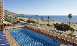 Malaga jaki to region? Słoneczna plaża, basen i palmy – idealne miejsce na wakacje na Costa del Sol.