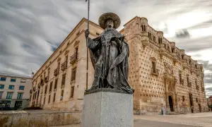 Pomnik w Guadalajara, Hiszpania, przed budynkiem z kamiennymi diamentami.