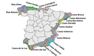 Mapa wybrzeży Hiszpanii z nazwami regionów, np. Costa Brava, Costa del Sol. Wiele lotnisk w Hiszpanii znajduje się w pobliżu tych popularnych turystycznie wybrzeży.