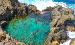 Serce z kamienia wypełnione turkusową wodą. Kąpiel w naturalnych basenach Teneryfy to marzenie.