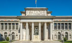 Pomnik Velázqueza przed Muzeum Prado. Warto odwiedzić to muzeum prado za darmo, by podziwiać sztukę.