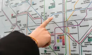 Palec na mapie metra w Barcelonie, wskazujący stację Hospital Clínic. Planujesz podróż z lotniska Barcelona?