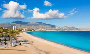 Piękna plaża w Elche, błękitne morze i góry w tle. Idealna pogoda na wypoczynek.