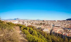 Widok na miasto Alicante z zielonymi wzgórzami. Idealne miejsce na wakacyjne alicante noclegi.