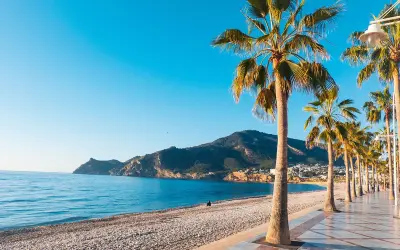 Piękna pogoda w Alicante: palmy, plaża i błękitne morze. Idealne miejsce na relaks.