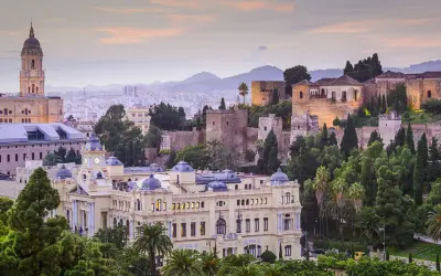 Malaga atrakcje: Katedra, Alcazaba i pałac na wzgórzu, otoczone zielenią i miastem.
