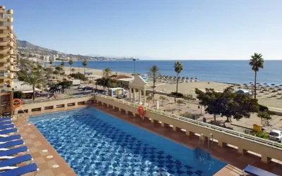 Malaga jaki to region? Słoneczna plaża, basen i palmy – idealne miejsce na wakacje na Costa del Sol.