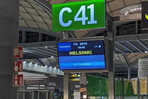 Lotnisko Alicante: tablica informacyjna pokazuje lot Ryanair do Helsinek o 05:45.