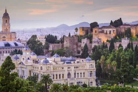 Malaga atrakcje: Katedra, Alcazaba i pałac na wzgórzu, otoczone zielenią i miastem.