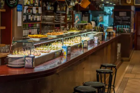 Tapas na ladzie, gotowe do podania. Po hiszpańsku poproszę rachunek.