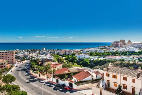 Piękna, słoneczna pogoda w Torrevieja. Widok na miasto, morze i białe domy z czerwonymi dachami.
