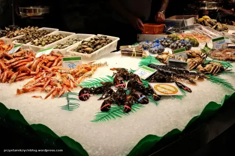 Świeże owoce morza na lodzie w La Boqueria: krewetki, homary, kraby i małże.
