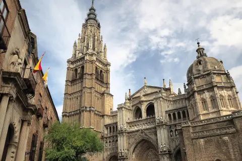 Majestatyczna katedra w Toledo, z jej strzelistą wieżą i bogato zdobioną fasadą, góruje nad miastem.