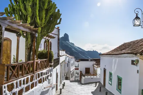 Urokliwa uliczka w Tejeda, Gran Canaria, z kaktusem i widokiem na góry.