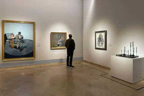 W muzeum Thyssen-Bornemisza zwiedzający kontempluje dzieła sztuki, w tym portret Bacona.