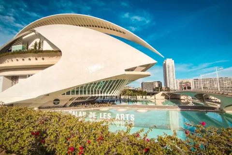 Nowoczesna architektura Palau de les Arts Reina Sofía w Valencia Plaza, odbijająca się w wodzie.