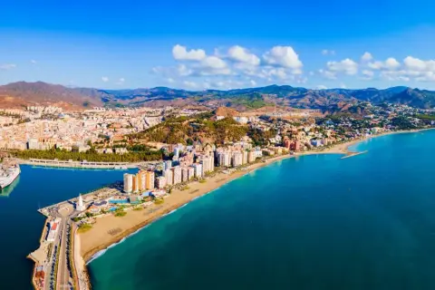 Malaga z czego słynie? Z pięknych plaż, portu i malowniczego wybrzeża Costa del Sol, otoczonego wzgórzami.