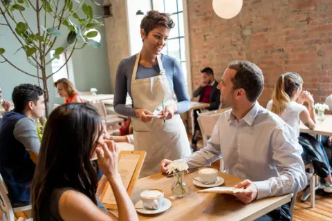 Kelnerka notuje zamówienie podczas dialogu w restauracji po hiszpańsku.