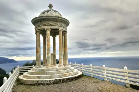 Monumentalna budowla z kolumnami na klifie, z widokiem na morze. To Son Marroig, miejsce o niezwykłej atmosferze.