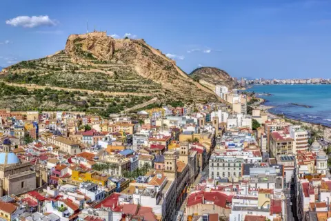 Alicante w lutym: słoneczna pogoda zachęca do spacerów po plaży i zwiedzania zamku Santa Bárbara. Widok na miasto i morze.