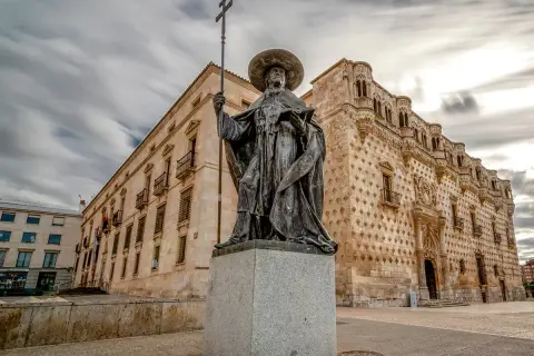 Pomnik w Guadalajara, Hiszpania, przed budynkiem z kamiennymi diamentami.