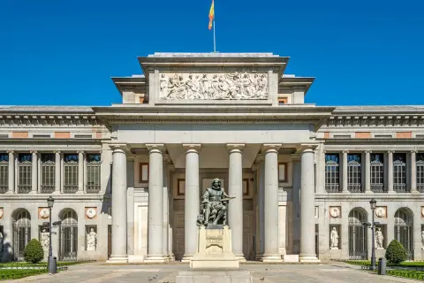 Pomnik Velázqueza przed Muzeum Prado. Warto odwiedzić to muzeum prado za darmo, by podziwiać sztukę.