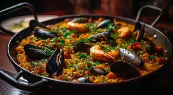 Aromatyczna paella z owocami morza, idealna na rodzinny obiad. Ten paella przepis oryginalny zachwyci każdego!