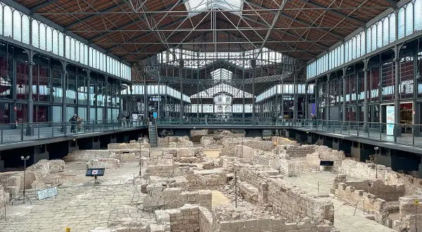 Ruiny starożytnego miasta pod nowoczesnym dachem w El Born Barcelona.