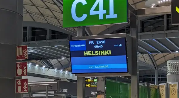 Lotnisko Alicante: tablica informacyjna pokazuje lot Ryanair do Helsinek o 05:45.